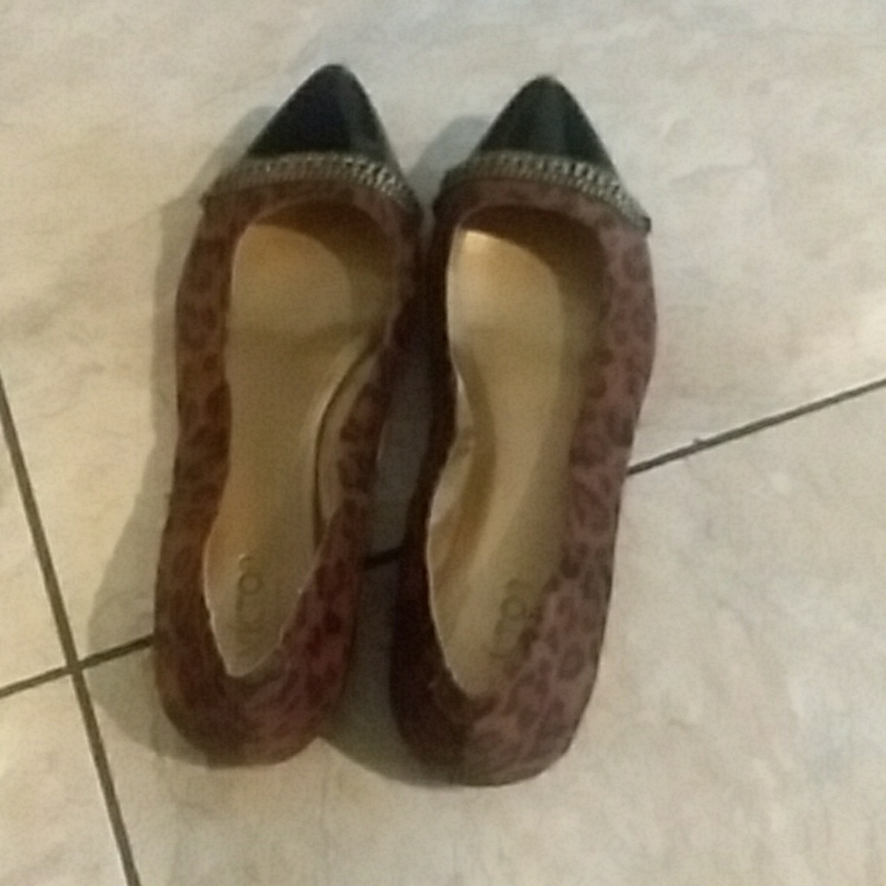 Girls pointy toed shoes
